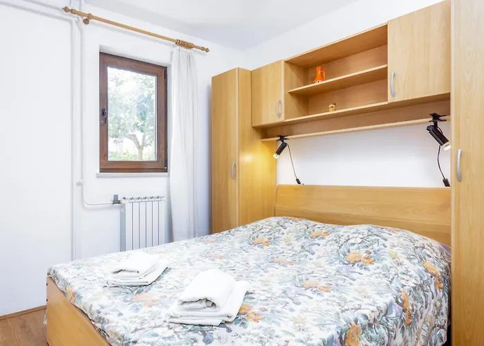 With Parking Space Stinjan, - 7368 Appartement Pula